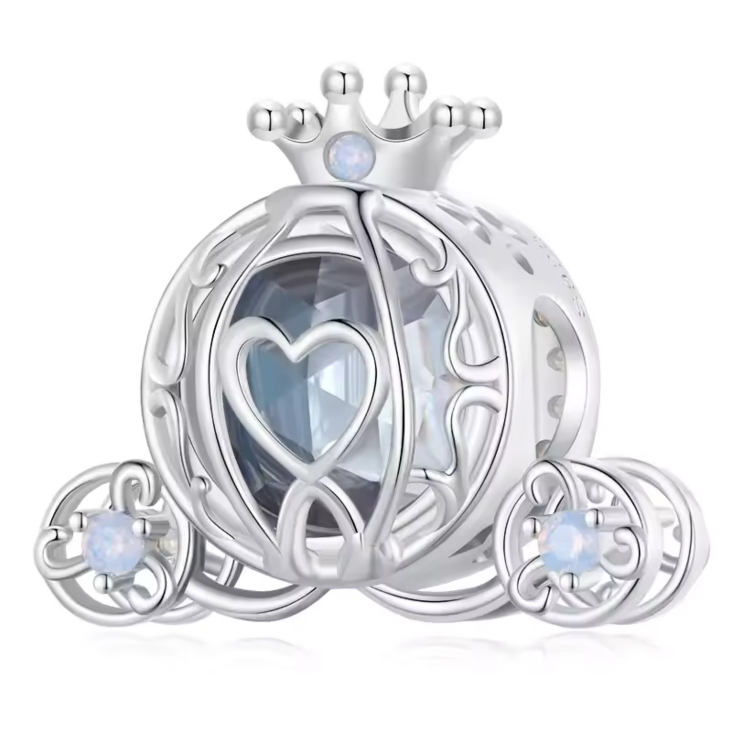 Charm Carrosse Argenté aux Détails Bleus – Élégance Féérique et Magie Royale