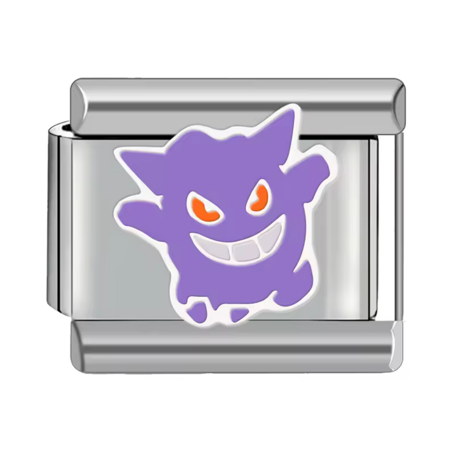Ce charm italien mystérieux représente Ectoplasma, le Pokémon spectre emblématique, connu pour son allure fantomatique et son charme inquiétant. Confectionné en acier inoxydable argenté de haute qualité, il offre des détails précis et une finition brillante qui plairont aux fans de l’univers Pokémon. Facile à fixer, il s’intègre parfaitement à nos bracelets composés de 17 maillons extensibles et réglables, adaptés à tous les poignets. Compatible avec tous nos charms italiens, ce bijou est idéal pour ajouter