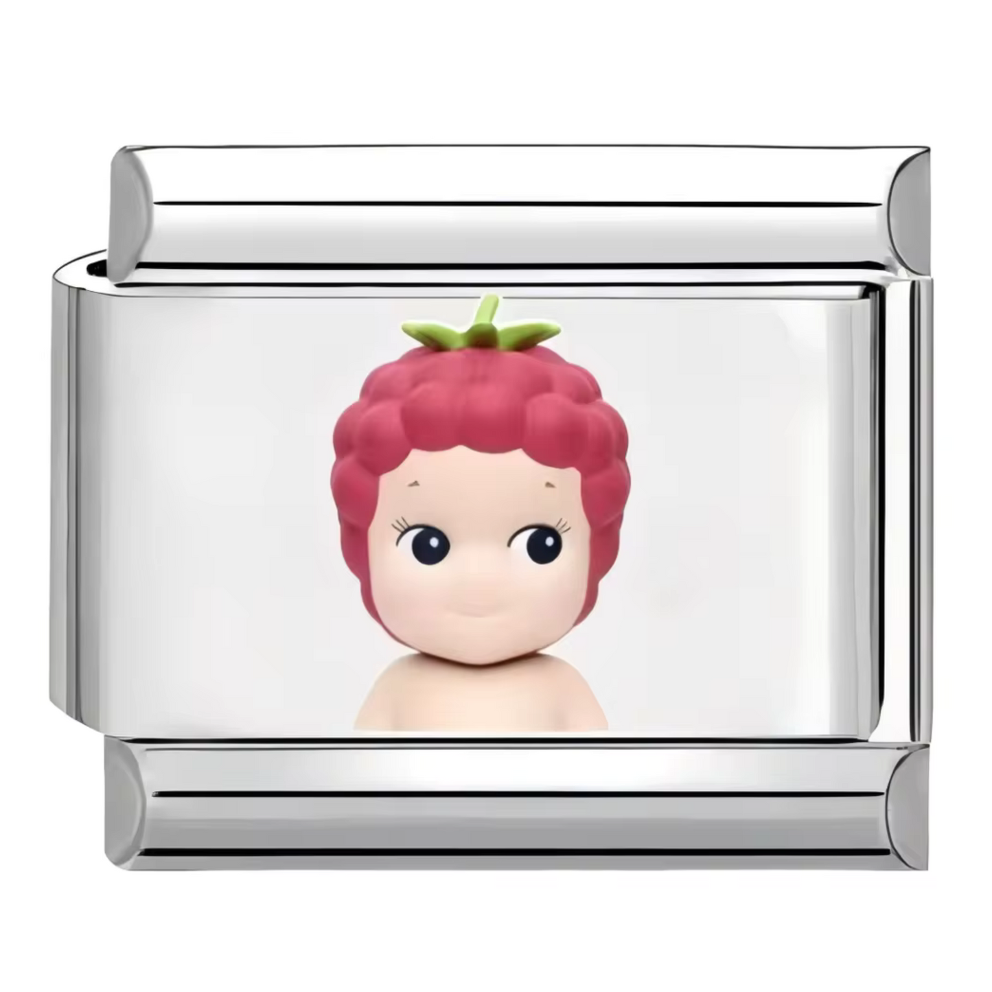 Ce charm italien irrésistible représente Sonny Angel coiffé d’un adorable bonnet framboise, symbole de douceur et de fraîcheur fruitée. Confectionné en acier inoxydable argenté de haute qualité, il séduit par ses détails raffinés et sa finition brillante qui raviront les fans de ce petit ange iconique. Facile à fixer, il s’adapte parfaitement à nos bracelets composés de 17 maillons extensibles et réglables, adaptés à tous les poignets. Compatible avec tous nos charms italiens, ce bijou est idéal pour ajoute