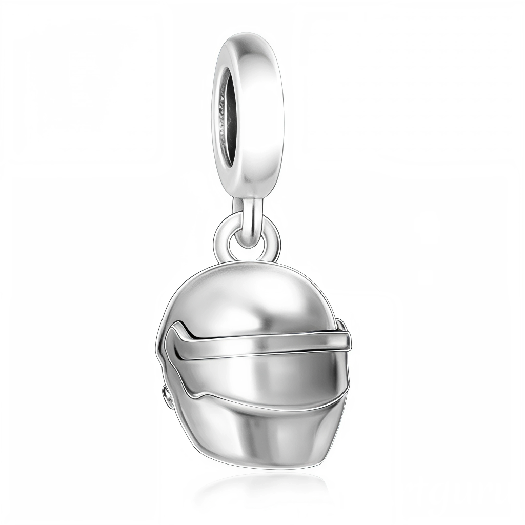 Embarquez dans l’univers de la course avec ce charm pendentif en argent 925 représentant un casque de pilote de Formule 1. Avec ses lignes fluides et ses détails minutieux, ce bijou capture l’essence même de la vitesse et de la compétition. Une pièce audacieuse et élégante, parfaite pour les passionnés de sport automobile et de sensations fortes.