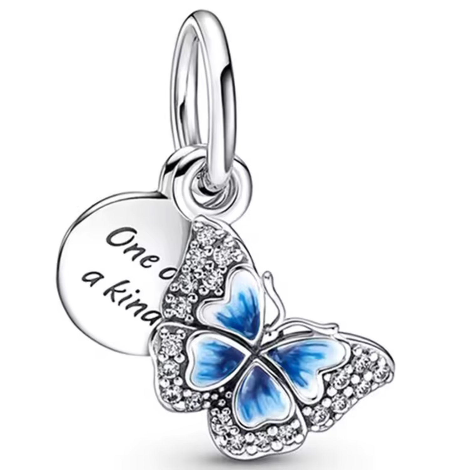 Laissez-vous envoûter par la beauté aérienne de ce charm en argent 925 représentant un papillon bleu accompagné d’un petit médaillon. Symbole de transformation, de liberté et de légèreté, ce bijou évoque les instants précieux et les envolées du cœur.
Son design poétique, aux ailes finement émaillées de bleu et à la touche symbolique du médaillon, apportera une touche élégante et rêveuse à votre collection.