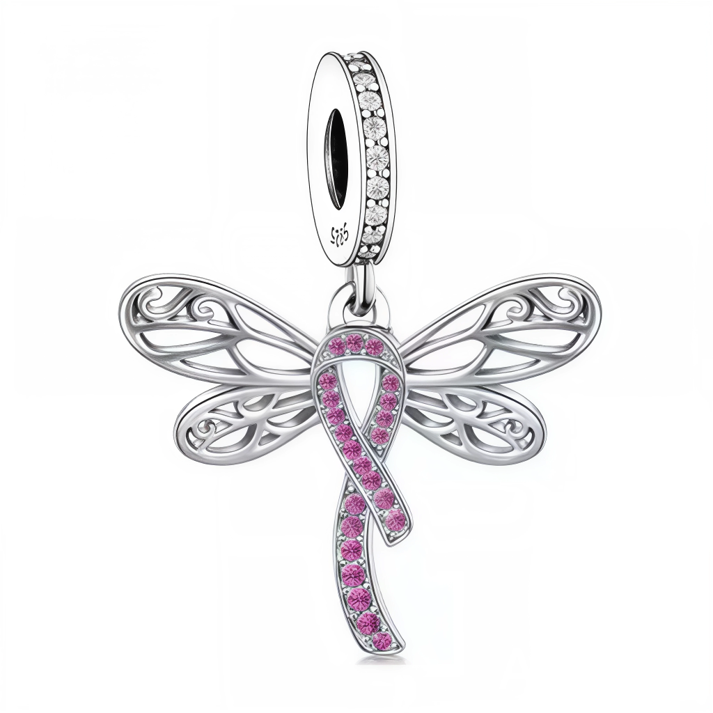 Affichez votre soutien à la lutte contre le cancer du sein avec ce charm raffiné. Le ruban rose, symbole mondial de la campagne Octobre Rose, est magnifiquement accompagné de délicates ailes de libellule, symbolisant la légèreté, la transformation et l’espoir. Fabriqué en argent 925, ce charm incarne la force et la beauté de chaque bataille, tout en apportant une touche élégante à votre collection.