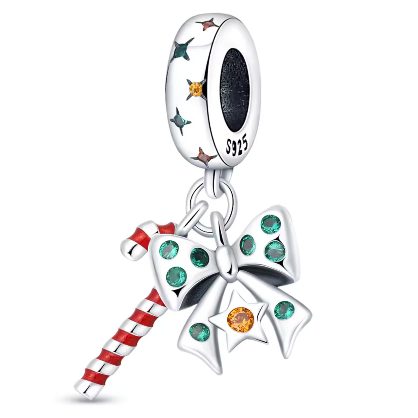 Ajoutez une touche sucrée et festive à votre collection avec ce charm Sucre d'Orge et Nœud. Fabriqué en métal argenté avec des accents d'émail rouge et blanc, ce charm représente une canne à sucre emblématique, ornée d'un joli nœud festif. Avec ses détails délicats et sa finition brillante, ce charm évoque l’esprit joyeux de Noël et les traditions gourmandes de la saison. Compatible avec les bracelets Pandora, il apportera une note joyeuse et pétillante à votre poignet, idéale pour célébrer la magie des fêt