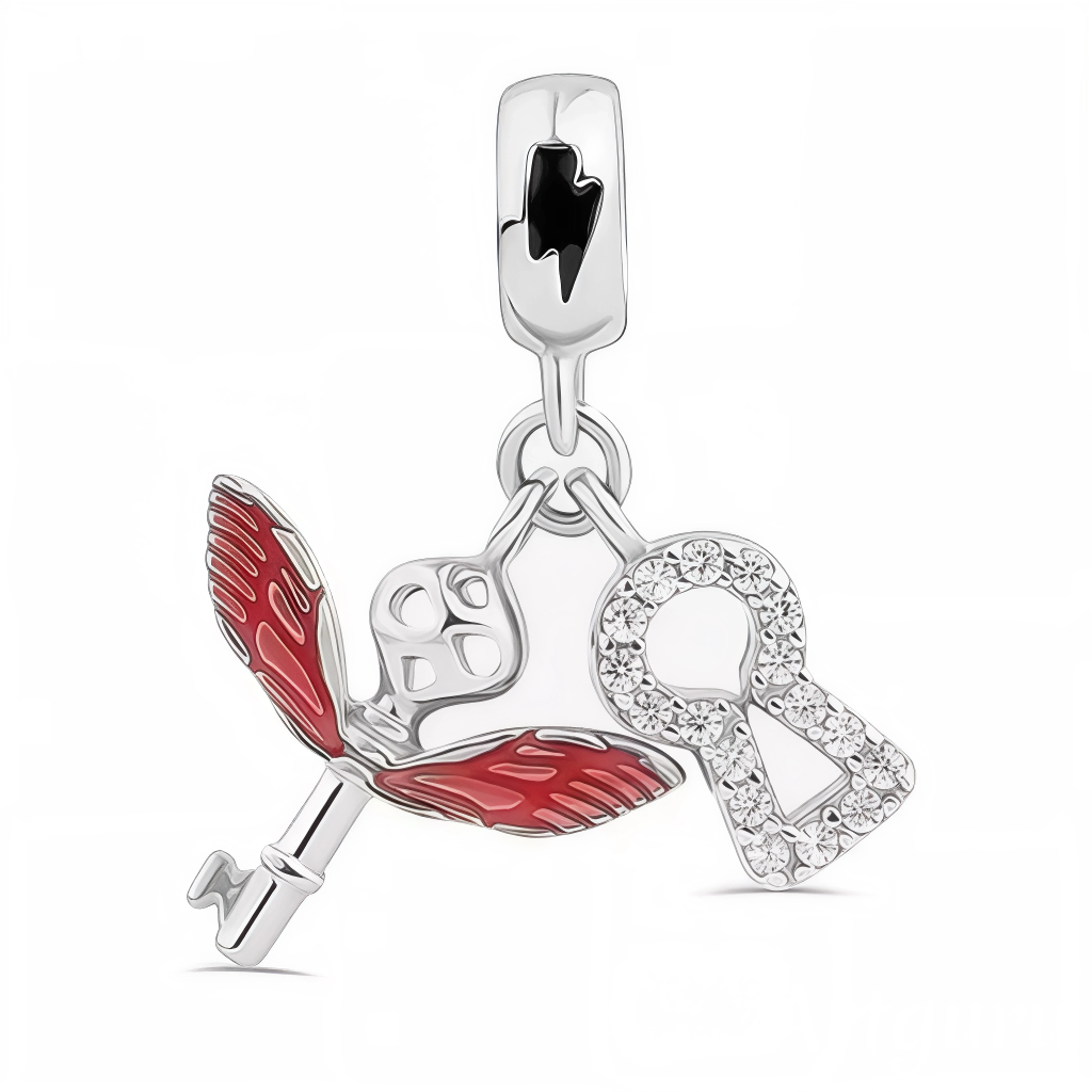 Charm pendentif en argent 925 représentant une clé volante avec sa serrure, inspiré de l’univers Harry Potter.
Caractéristiques
– Métal : argent 925
– Charm pendentif
– Détails : clé volante et serrure
– Taille adaptée pour bracelets ou colliers en argent 925