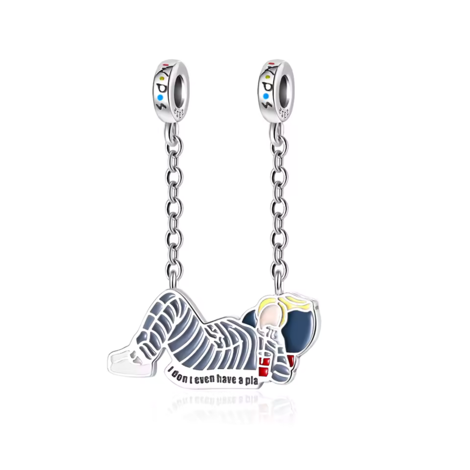 Protégez votre bracelet tout en célébrant la générosité de Phoebe Buffay dans Friends avec cette chaîne de sécurité. Ce bijou, représentant Phoebe allongée et enceinte, évoque son amour altruiste en portant les triplés de son frère, parfait pour les fans qui admirent son grand cœur.