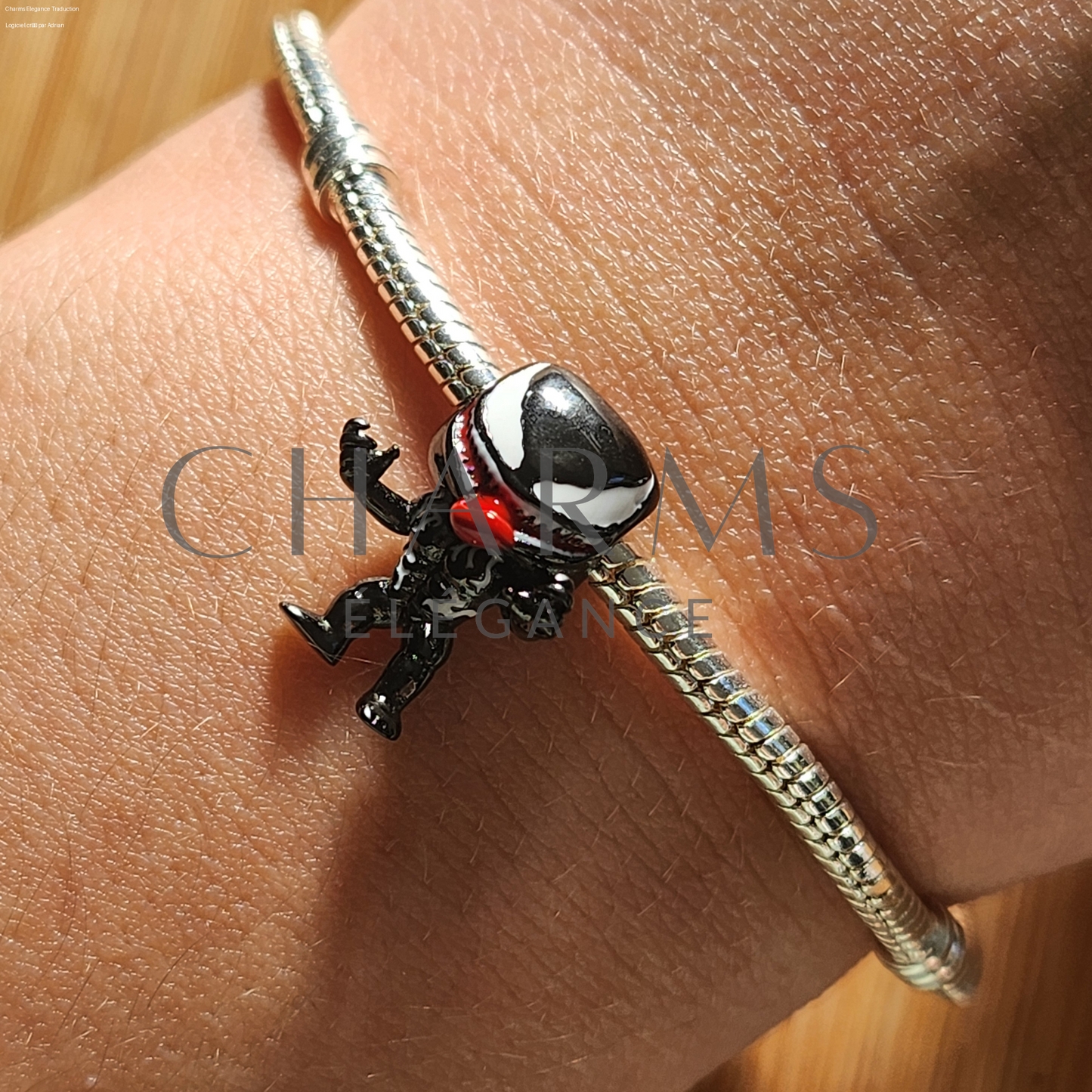 Charm pendentif Venom Version 2 en métal noirci avec accents argentés. Représente le visage emblématique de Venom, avec une langue sinueuse et des crocs acérés. Parfait pour les fans de super-héros et anti-héros, compatible avec bracelets Pandora.