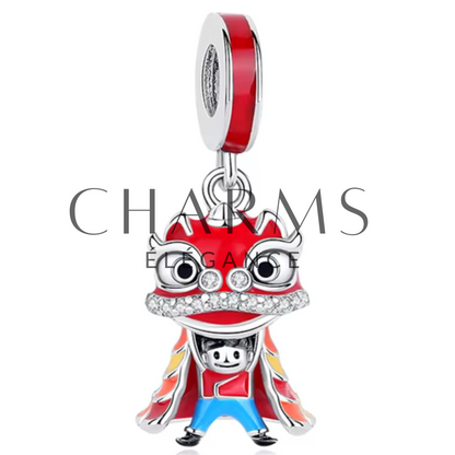 Charm Enfant Sous le Costume de Dragon du Jour de l'An Chinois