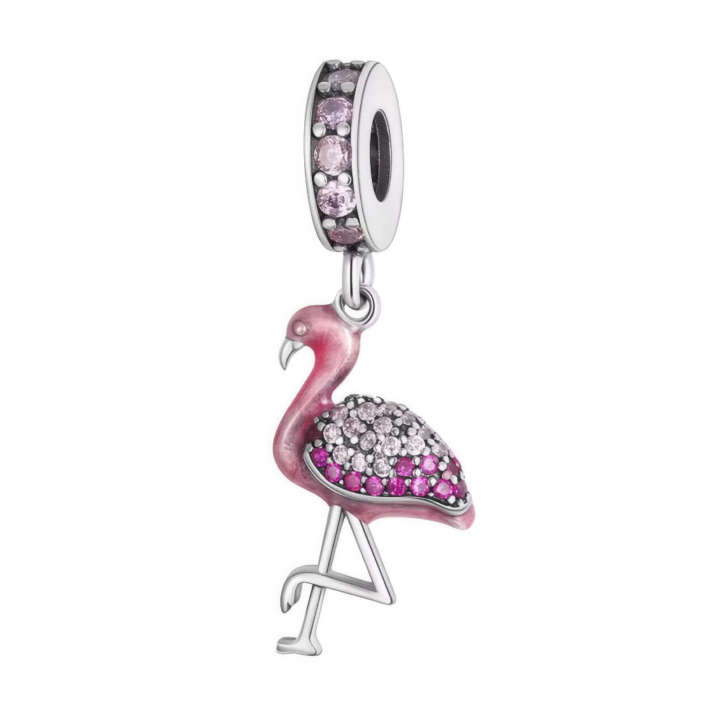 Ce charm délicat représente un flamant rose debout sur une patte, avec un corps en dégradé d’émail rose et un plumage serti de cristaux roses et blancs étincelants. La bélière est pavée de zircons roses assortis pour une finition ultra-féminine et lumineuse. Parfait pour celles qui aiment les bijoux exotiques, l’esprit vacances ou pour apporter une touche de couleur chic et joyeuse à un bracelet à charms européen.