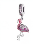 Ce charm délicat représente un flamant rose debout sur une patte, avec un corps en dégradé d’émail rose et un plumage serti de cristaux roses et blancs étincelants. La bélière est pavée de zircons roses assortis pour une finition ultra-féminine et lumineuse. Parfait pour celles qui aiment les bijoux exotiques, l’esprit vacances ou pour apporter une touche de couleur chic et joyeuse à un bracelet à charms européen.
