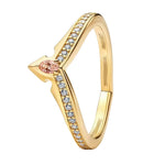 Bague élégante inspirée d’Aurore, avec une silhouette fine et raffinée sublimée par une finition dorée et des pierres scintillantes. Son design délicat apporte une touche féerique et romantique, parfaite pour un style chic au quotidien.

Caractéristiques :

- Matière : Argent 925.
- Design : Bague fine avec motif inspiré d’Aurore et pierres serties.
- Style : Féérique, élégant et romantique.
- Symbolique : Douceur, rêve, raffinement et univers Disney.