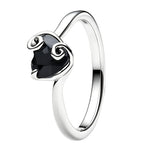 Bague inspirée de Jack Skellington dans L’Étrange Noël de Monsieur Jack. Finement travaillée en argent 925, elle est ornée d’un cristal synthétique noir taillé en forme de cœur, accompagné du visage de Jack sculpté dans le métal. Un modèle gothique et élégant, pensé pour les amateurs de l’univers de Tim Burton.pandora+1

Caractéristiques :

Matière : Argent 925.
Pierre : Cristal synthétique noir en forme de cœur.
Design : Cœur noir serti, avec visage de Jack Skellington sculpté dans le métal.
Style : Disney