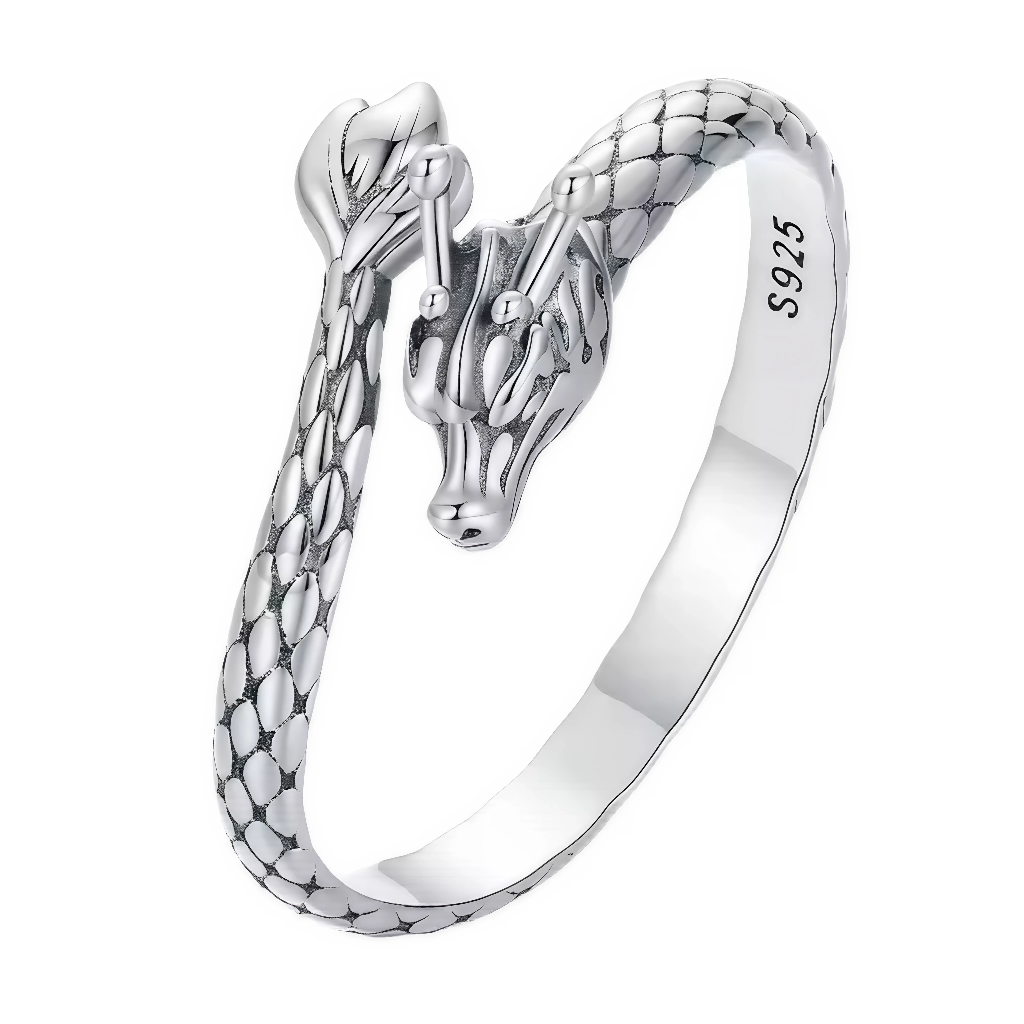 Cette bague en argent 925 arbore un dragon sinueux aux écailles texturées ciselées finement, tête fière aux cornes pointues et griffes acérées, corps torsadé enlacer l'anneau pour un effet enveloppant protecteur. Les détails sculpturaux profonds et lignes fluides diffusent force légendaire puissante. Redimensionnable, elle convient à tous types de doigts pour un porté universel audacieux.

Caractéristiques

Matière : Argent 925 poli avec gravures texturées écailles.
Design : Dragon tête cornes corps enroulé