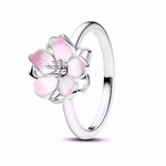 Cette bague fine et ajustable arbore une fleur rose translucide émaillée aux pétales souples et dégradés nacrés, centrée sur un anneau d'argent poli élégant. Parfait pour un look romantique, bohème floral ou quotidien poétique, elle sublime la main d'une touche naturelle et sophistiquée. Fabriquée en argent 925 avec émail durable, elle allie confort et éclat subtil.