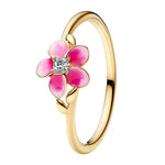 Apporte une touche tropicale et élégante à ton style avec cette bague inspirée de la fleur de plumeria de Vaiana. Son design délicat, en argent 925 avec finition lumineuse, reprend l’esprit floral et raffiné du motif original tout en gardant une allure chic et intemporelle. Un bijou doux et symbolique, parfait pour les fans de Vaiana et des inspirations exotiques.

Caractéristiques :

-&nbsp;Matière : Argent 925.
-&nbsp;Design : Bague fleur de plumeria inspirée de Vaiana, avec finition élégante.
-&nbsp;Dime