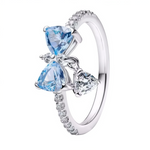 Cette bague en argent 925 présente un motif papillon stylisé composé de trois pierres triangulaires facettées, deux bleues et une transparente, retenues par des griffes fines et reliées par de petits oxydes de zirconium ronds. L’anneau fin est partiellement pavé de strass, offrant une brillance délicate qui met en valeur la silhouette aérienne du papillon.

Caractéristiques :

Matière : Argent 925 (S925) et oxydes de zirconium bleus et transparents
Design : Trois pierres triangle formant un papillon central