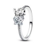 Ajoute une touche de magie et de fantaisie à ton style avec cette bague inspirée de Stitch, délicatement rehaussée d’un strass scintillant. En argent sterling 925, elle associe l’univers attachant de Disney à un détail lumineux qui attire le regard avec douceur. Un bijou plein de charme, idéal pour les fans de Stitch et les amatrices de pièces originales et pétillantes.

Caractéristiques :

- Matière : Argent 925.
- Design : Inspiration Stitch avec un strass décoratif brillant.
- Dimensions : Taille standar