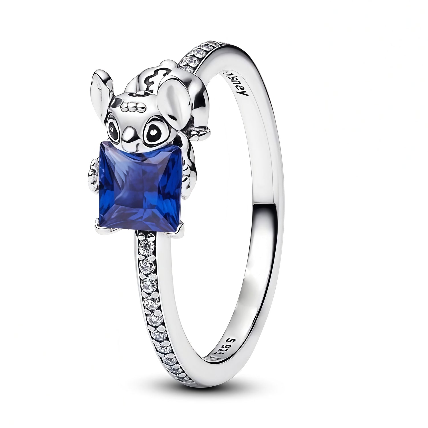 Craque pour cette bague inspirée de Stitch, rehaussée d’une pierre bleue éclatante qui attire immédiatement le regard. En argent sterling 925, elle associe le charme malicieux de Disney à un design lumineux et raffiné, avec des détails scintillants qui apportent une touche de fantaisie élégante. Un bijou adorable, original et plein de personnalité, parfait pour les fans de Stitch et les amatrices de pièces uniques.

Caractéristiques :

- Matière : Argent 925.
- Design : Stitch avec pierre bleue brillante et