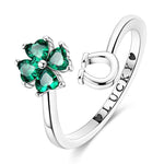 Cette bague ouverte en argent 925 associe un trèfle à quatre feuilles en cristaux verts en forme de cœur à un petit fer à cheval lisse, pour concentrer deux puissants symboles porte‑bonheur autour de votre doigt. L’inscription intérieure « LUCKY » ponctuée de cœurs renforce cet esprit talisman, idéale pour attirer la chance au quotidien ou offrir un message d’optimisme à quelqu’un que vous aimez.