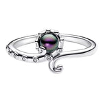 Apporte une touche sombre et envoûtante à ta main avec cette bague Ursula. Inspirée de l’univers de La Petite Sirène, cette pièce met en valeur le style puissant et mystérieux d’Ursula avec un design raffiné, des détails scintillants et une allure élégante. Une bague originale et pleine de caractère, parfaite pour les fans de Disney et des personnages emblématiques.

Caractéristiques :

- Matière : Argent 925.
- Design : Ursula en version bague, avec finitions soignées.
- Dimensions : Taille confortable et 