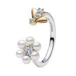 Laisse-toi séduire par l’harmonie parfaite entre nature et éclat avec cette bague en argent sterling 925, sublimée par une abeille délicate posée sur une fleur scintillante ornée de strass. Ce bijou capture la beauté d’un instant suspendu, mêlant douceur florale et lumière éclatante pour illuminer ta main avec élégance. Une pièce raffinée qui attire le regard tout en restant délicatement féminine.

Caractéristiques :

-&nbsp;Matière : Argent 925.
- Design : Abeille détaillée accompagnée d’une fleur ornée de