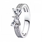 Bague en argent délicatement travaillée, avec un large nœud orné de strass étincelants, pour un style chic et audacieux.

Caractéristiques

– Métal : argent 925
– Design large et élégant
– Strass scintillants pour un effet lumineux
– Disponible en plusieurs tailles