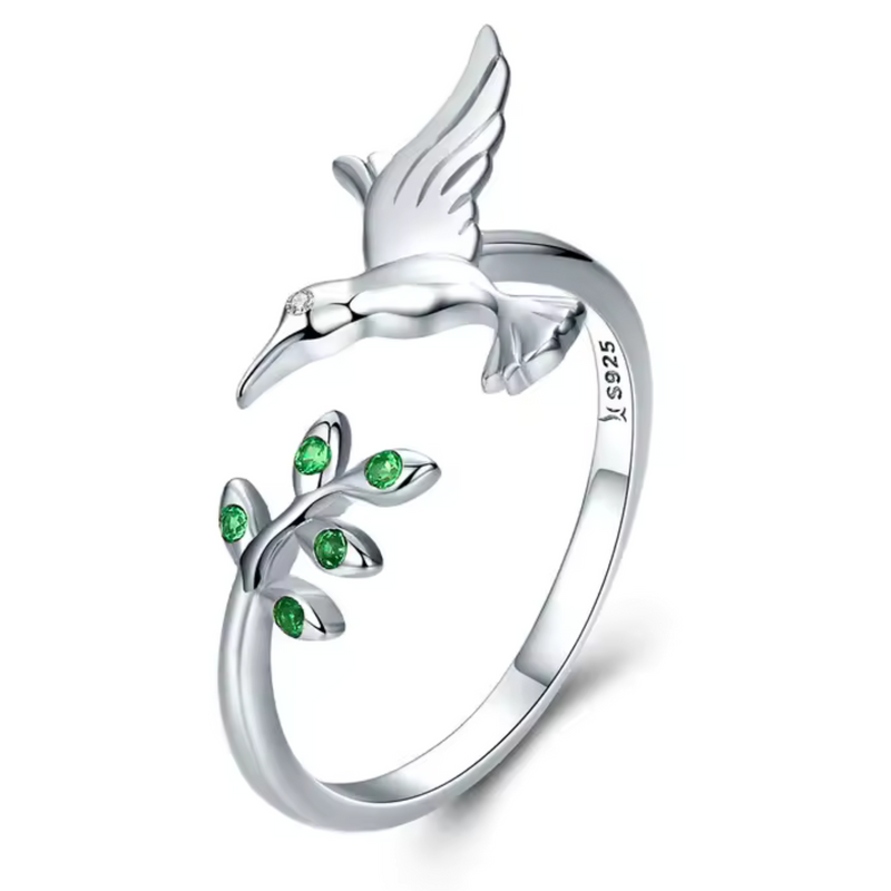 Cette bague en argent 925 montre colibri ailes déployées bec fin becquetant feuilles vertes zircon. Symbole joie liberté vitalité tropicale bonheur éphémère.

Caractéristiques

Matière : Argent 925 zircon verte.
Design : Oiseau dynamique branche entrelacée réglable.
Tailles : Réglable adaptable tous doigts.