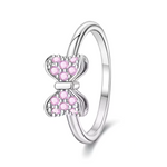 Alliez élégance et brillance avec cette bague en argent 925 ornée d’un délicat nœud rose sublimé par plusieurs strass scintillants. Ce bijou raffiné, au design romantique et lumineux, est idéal pour ajouter une touche glamour à vos tenues et pour célébrer les moments précieux. Une pièce parfaite à offrir ou à s’offrir.