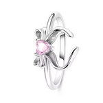 Succombez au charme de cette bague en argent 925 ornée d’un délicat nœud, sublimé par un strass en forme de cœur rose au centre. Ce bijou raffiné symbolise l’amour et la tendresse, parfait pour apporter une touche romantique et lumineuse à votre style. Idéale en cadeau pour une personne chère ou pour célébrer un moment spécial.