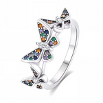 Apportez une touche de poésie et de couleur à votre style avec cette bague en argent 925 ornée de trois papillons aux ailes scintillantes. Chaque papillon brille de teintes multicolores pour un effet lumineux et raffiné. Un bijou idéal pour celles qui aiment les designs délicats et enchanteurs.