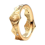 Apporte une touche puissante et royale à ta main avec cette bague dorée Game of Thrones. Inspirée de l’univers de la série, cette pièce met en valeur des symboles emblématiques (dragon, lion, couronne) avec un design affirmé, des détails soignés et une finition dorée éclatante. Une bague originale et pleine de caractère, parfaite pour les fans de Game of Thrones et des bijoux au style fort.

Caractéristiques :

- Matière : Argent 925.
- Design : Symboles Game of Thrones (dragon, lion, couronne) en version b