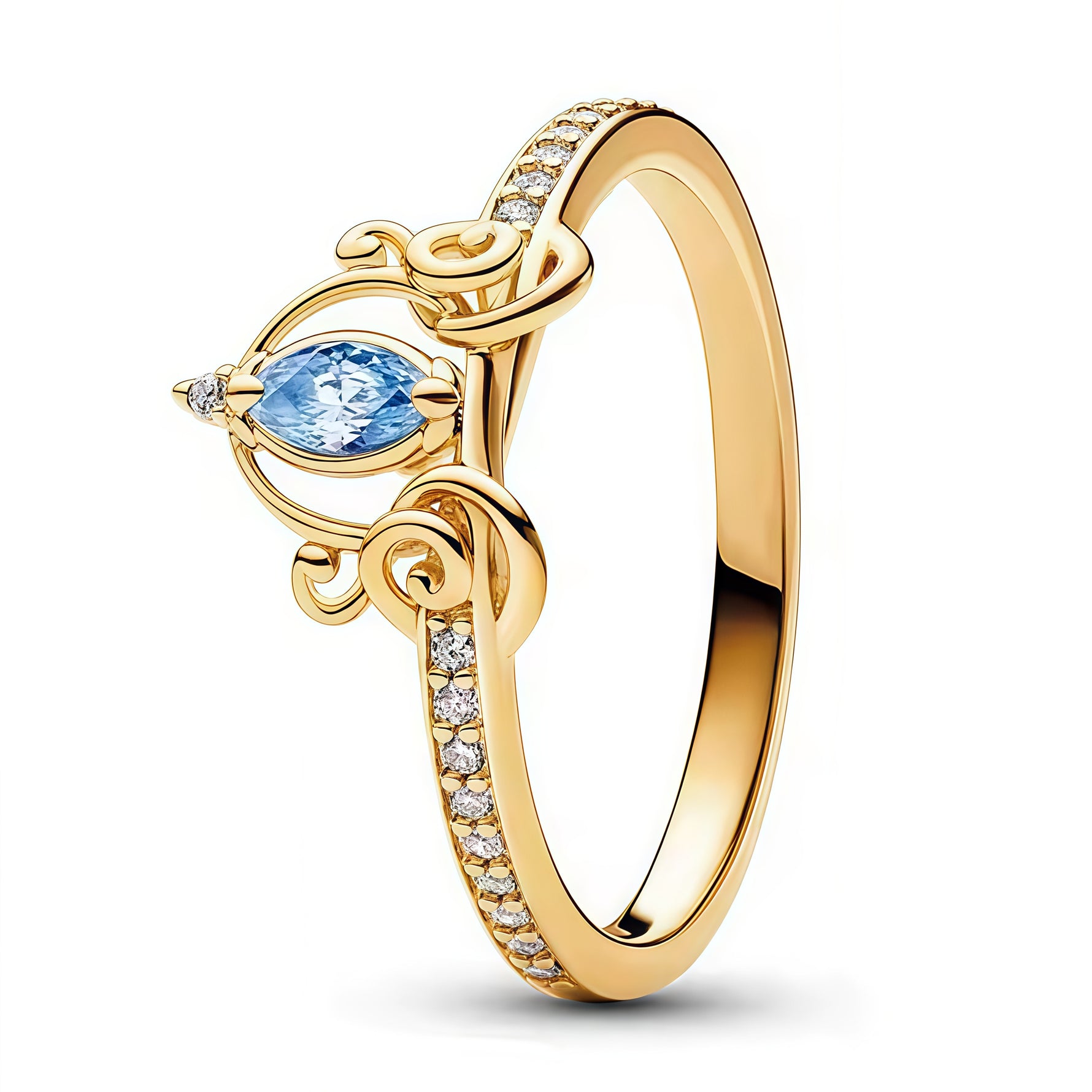 Apporte une touche féerique et élégante à ta main avec cette bague dorée carrosse Cendrillon. Inspirée du conte Disney, cette pièce met en valeur le carrosse mythique avec des formes ajourées dorées, une pierre bleue centrale (souvent en zircone) et des détails scintillants. Une bague magique et raffinée, parfaite pour les fans du film et les bijoux au style enchanteur et sophistiqué.

Caractéristiques :
- Matière :&nbsp; Argent 925.
- Design : Carrosse de Cendrillon avec pierre bleue marquise et pavé scint