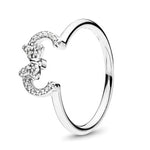 Apporte une touche mignonne et élégante à ta main avec cette bague oreille de Minnie. Inspirée de l’univers Disney, cette pièce met en valeur les célèbres oreilles de Minnie avec un design raffiné, des détails soignés et une finition brillante. Une bague intemporelle et pleine de charme, parfaite pour les fans de Disney et les bijoux au style féminin et sophistiqué.

Caractéristiques :

- Matière : Argent 925.
- Design : Oreilles de Minnie en version bague, avec détails délicats.
- Dimensions : Taille confo