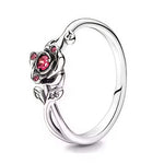 Apporte une touche romantique et enchantée à ta main avec cette bague rose Belle et la Bête. Inspirée de la rose magique du conte Disney, cette pièce met en valeur une rose détaillée entourée de feuilles ajourées et de branches délicates, avec des finitions soignées. Une bague féerique et élégante, parfaite pour les fans du film et les bijoux au style féminin et sophistiqué.

Caractéristiques :

- Matière : Argent 925.
- Design : Rose enchantée entourée de feuilles et de branches, parfois sous dôme.
- Style