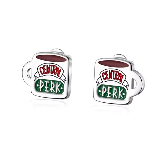Affiche ton amour pour la série culte Friends avec ces adorables boucles d’oreilles en forme de tasse Central Perk ! Un clin d’œil parfait à ce café mythique où tout a commencé… et où Rachel a (mal) servi des cappuccinos.