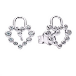 Ces boucles d’oreilles dormeuses en argent 925 représentent deux petits cadenas ouverts en forme de cœur, entièrement pavés de micro oxydes de zirconium transparents pour un éclat discret et romantique aux lobes. Leur design minimaliste et sécurisé les rend idéales pour un port quotidien sophistiqué.

Caractéristiques :

Matière : Argent 925 (S925) et oxydes de zirconium clairs
Design : Cadenas cœur ajouré rond, pavé pierres rondes, système dormeuse classique
Style : Subtil et sentimental, parfait pour tous
