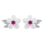 Ces boucles d’oreilles dormeuses en argent 925 présentent deux fleurs délicates aux pétales blancs nacrés texturés, centrées d’un rubis rond vif et flanquées de feuilles pavées de strass pour un contraste pur et précieux. Leur design floral subtil illumine le lobe avec élégance naturelle.

Caractéristiques :

Matière : Argent 925 (S925)
Design : Fleur multi-pétales nacrée avec cœur rubis, feuilles ajourées pavées, système dormeuse
Style : Raffiné et contrasté, idéal pour tous les jours, mariages ou fleurir 