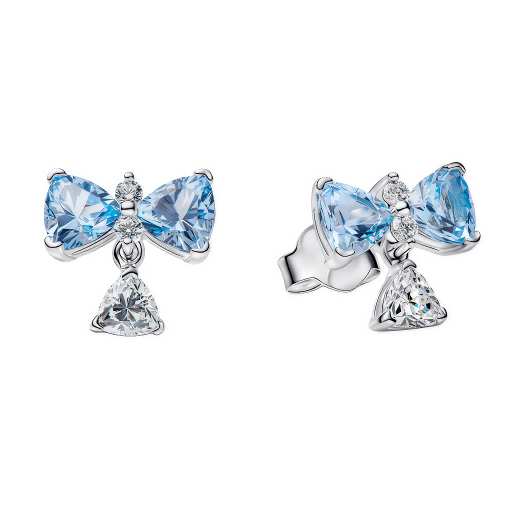 Ces boucles d’oreilles pendantes en argent 925 reproduisent un nœud papillon charmant avec quatre pierres triangulaires bleues facettées formant les ailes et une pierre triangle transparente en son centre, pour un effet délicat et coloré. Le système dormeuse assure un confort optimal avec une touche de mouvement.

Caractéristiques :

Matière : Argent 925 (S925) et oxydes de zirconium clairs
Design : Nœud papillon charmant avec quatre pierres triangulaires bleues
Style : Moderne et romantique, parfait pour s