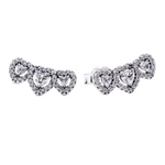 Ces boucles d’oreilles climbers en argent 925 suivent la courbe du lobe avec quatre cœurs en oxydes de zirconium transparents, chaque cœur entouré d’un halo de micro-strass pour un effet cascade lumineux et dynamique. Leur forme allongée apporte du mouvement et de l’éclat subtil.

Caractéristiques :

Matière : Argent 925 (S925) et oxydes de zirconium clairs
Design : Quatre cœurs pear-shaped alignés en arc, sertis halo pavé, système clip ou dormeuse pour grimper le lobe
Style : Moderne et romantique, parfait