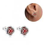 Ces boucles d’oreilles puces en argent 925 dessinent une rose stylisée, dont les pétales sont soulignés d’émail rouge profond pour un effet velouté et intense. Au cœur de chaque fleur brille une pierre rouge facettée, entourée d’un halo de petits zirconias clairs qui ajoutent une touche de lumière tout autour du motif.

Caractéristiques :

-Matière : Argent 925 avec émail rouge et zirconias clairs et rouges.
-Design : Fleur de rose en plusieurs couches de pétales, centrée par une pierre rouge et cerclée de 