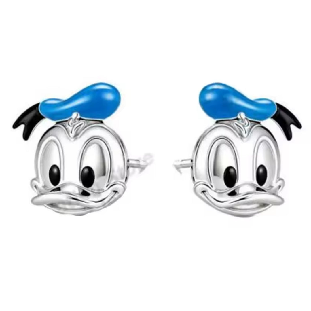 Affiche un style fun et plein de caractère avec ces boucles d’oreilles en argent sterling 925 représentant Donald Duck, le célèbre canard au tempérament bien trempé. Leur design expressif et détaillé capture toute son énergie et son humour, apportant une touche originale et attachante à ton look. Un bijou idéal pour ajouter une note ludique et iconique à ton quotidien.

Caractéristiques :

- Matière : Argent 925.
-&nbsp;Design : Donald Duck détaillé avec finitions brillantes et touches colorées.
- Fermoir :