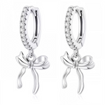 Paire de mini créoles en argent 925 serties de micro-cristaux scintillants, ornées d’un charm nœud délicat et fluide. Un bijou élégant et féminin qui apporte une touche raffinée et lumineuse à chaque mouvement.

Caractéristiques

– Métal : argent 925
– Design : mini créoles pavées avec pendentif nœud ruban
– Type : boucles d’oreilles créoles à charnière
– Finition : poli miroir et serti soigné pour un éclat durable
