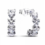 Paire de créoles en argent 925 serties d’une rangée de pierres taille cœur, montées en griffes pour maximiser l’éclat et offrir un look romantique et lumineux. Un bijou élégant qui capte la lumière à chaque mouvement, idéal au quotidien comme en soirée.

Caractéristiques

– Métal : argent 925.
– Design : créoles serties de pierres en oxyde de zirconium taille cœur pour une brillance intense.
– Type : créoles à tige avec fermoir poussette/papillon, pratique et sûr.
– Finition : poli miroir et serti griffe me