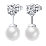 Ces boucles d’oreilles en argent 925 marient l’éclat d’un cristal rond à la douceur d’une perle lisse suspendue. Leur design épuré et raffiné en fait un indispensable du coffret à bijoux, parfait pour sublimer aussi bien une tenue de tous les jours qu’un look de soirée.

Caractéristiques :

-Matière : Argent 925/1000 massif pour la monture, orné d’un cristal synthétique transparent taille ronde et d’une perle synthétique blanche au fini nacré.
-Design : Puces d’oreilles composées d’un solitaire scintillant 