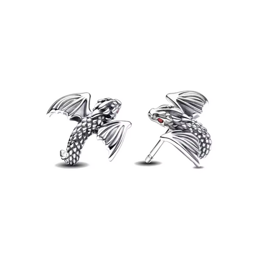 Incarne la puissance des dragons de Westeros avec ces boucles d’oreilles au design féroce, inspirées de l’univers Game of Thrones. Parfaites pour les fans de Daenerys Targaryen et des créatures mythiques, elles ajoutent une touche de mystère et de force à ton style.