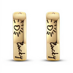 Ces boucles d’oreilles rectangulaires dorées en argent 925 sont gravées d’un petit cœur rayonnant et du mot « lucky » en écriture manuscrite. Elles évoquent un porte-bonheur moderne, à la fois minimaliste et chargé de bonnes ondes, parfait pour accompagner le quotidien.

Caractéristiques :

-Matière : Base en argent 925/1000 massif, recouverte d’un placage doré lumineux pour une brillance chaleureuse et durable.
-Design : Créoles fines à face rectangulaire lisse, décorées d’un motif de cœur entouré de rayon