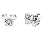 Paire de boucles d’oreilles à puces en argent 925 représentant une silhouette de Mickey arrondie stylisée, ornée d’un petit cœur étincelant en oxyde de zirconium au centre. Un bijou discret, brillant et tendre, parfait pour illuminer le quotidien avec une touche ludique et affective.

Caractéristiques

– Métal : argent 925
– Design : puces polies avec cœur serti en oxyde de zirconium
– Type : boucles d’oreilles à tige avec fermoir poussette/papillon
– Finition : poli miroir mettant en valeur l’éclat de la p