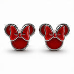 Ces boucles d'oreilles en argent 925 (S925) représentent la tête iconique de Minnie Mouse,&nbsp; rouge satinée brillante, nœud oversized, oreilles rondes contrastées. Elles symbolisent joie pétillante, féminité espiègle et esprit Disney intemporel.

Caractéristiques :

Matière : Argent 925 (S925) émail rouge glossy avec nœud étincelant.
Design : Têtes Minnie profilées dynamiques.
Dimensions : Balance parfaite quotidien/fêtes.