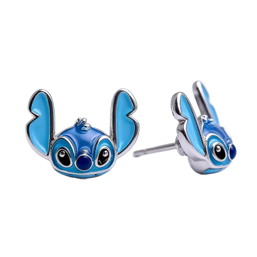Ces boucles d'oreilles en argent 925 (S925) représentent la tête espiègle de Stitch de Lilo et Stitch, silhouette bleue rebelle, yeux expressifs, oreilles pointues iconiques, sourire dents malicieux. Elles symbolisent chaos attachant, ohana familial et esprit alien farceur.

Caractéristiques :

Matière : Argent 925 (S925) émail bleu vibrant avec yeux pétillants.
Design : Têtes Stitch profil dynamiques.
Dimensions : Balance parfaite casual/fêtes Disney.