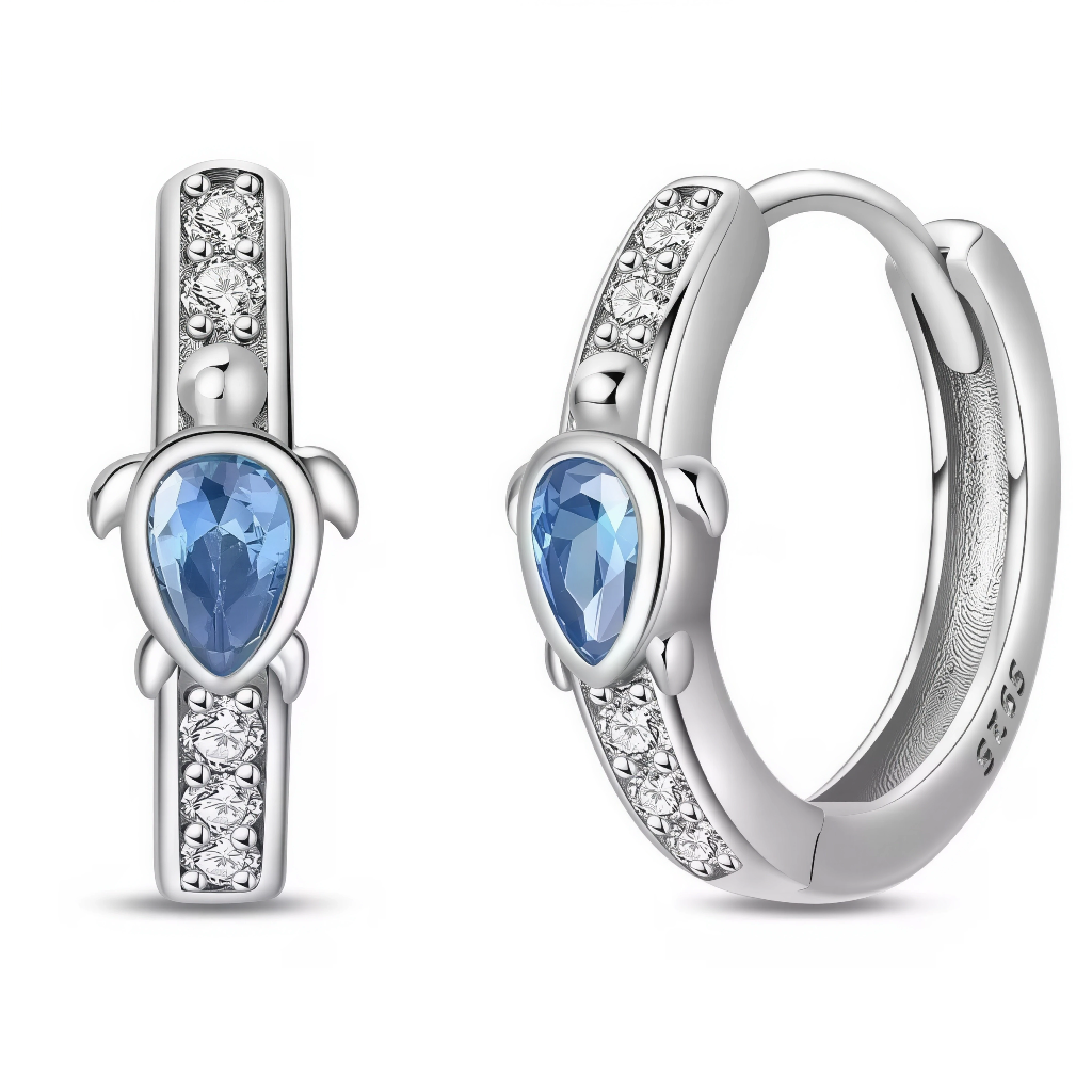 Ces boucles d'oreilles en argent 925 présentent tortues miniatures perle bleue goutte zircons blancs arc élégant. Symbole aventure sérénité mer profondeur émotionnelle.

Caractéristiques

Matière : Argent 925 zircon saphir synthétique.
Design : Cerceau fin tortue profil aérodynamique.
Compatibilité : Arceaux clips lobes sensibles.