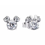 Apporte une touche magique et romantique à ton look avec ces boucles d’oreille symbole Mickey et Minnie. Inspirées de l’univers Disney, ces pièces mettent en valeur les silhouettes emblématiques de Mickey et Minnie, avec des détails soignés et des finitions brillantes. Une paire adorable et pleine de charme, parfaite pour les fans de Disney et les bijoux au style féminin et sophistiqué.

Caractéristiques :

- Matière : Argent 925.
- Design : Silhouettes de Mickey et Minnie (dépareillées ou assorties).
- Dim
